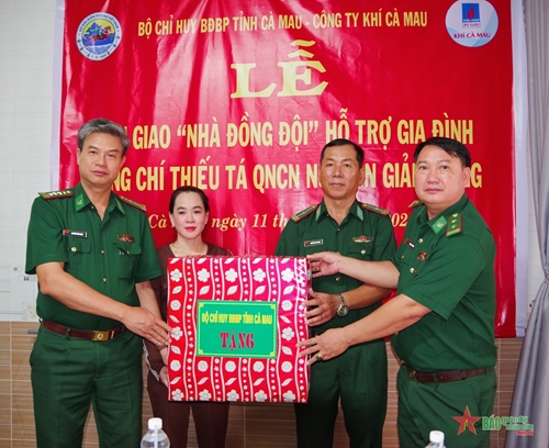 Bộ đội Biên phòng tỉnh Cà Mau bàn giao “Nhà đồng đội” cho quân nhân có hoàn cảnh khó khăn